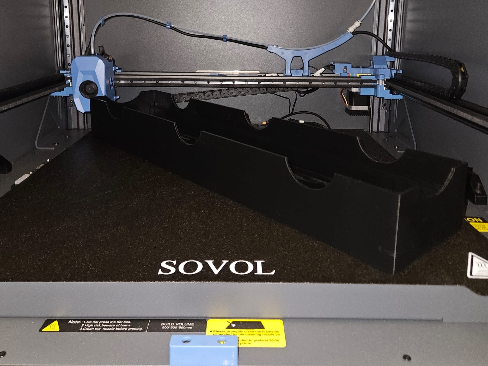 Großformat-3D-Drucker mit 500 × 500 × 500 mm Bauraum beim Druck eines großen Teils