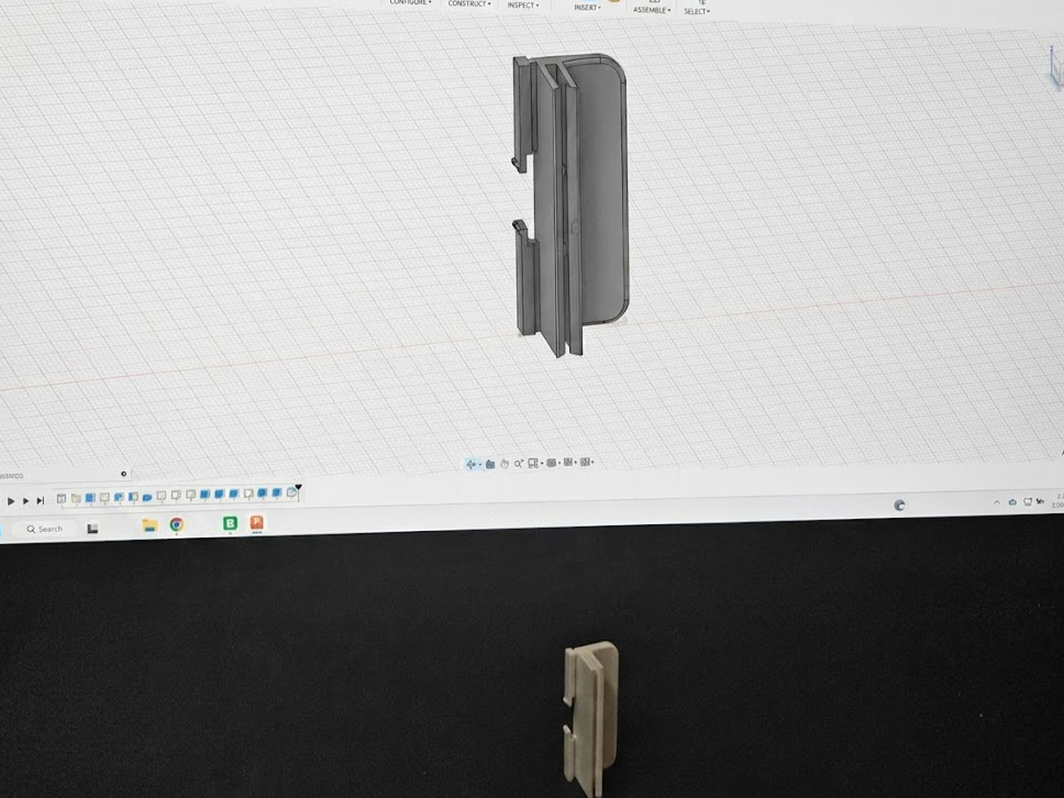 CAD-Modell auf dem Bildschirm über dem passenden 3D-gedruckten Bauteil