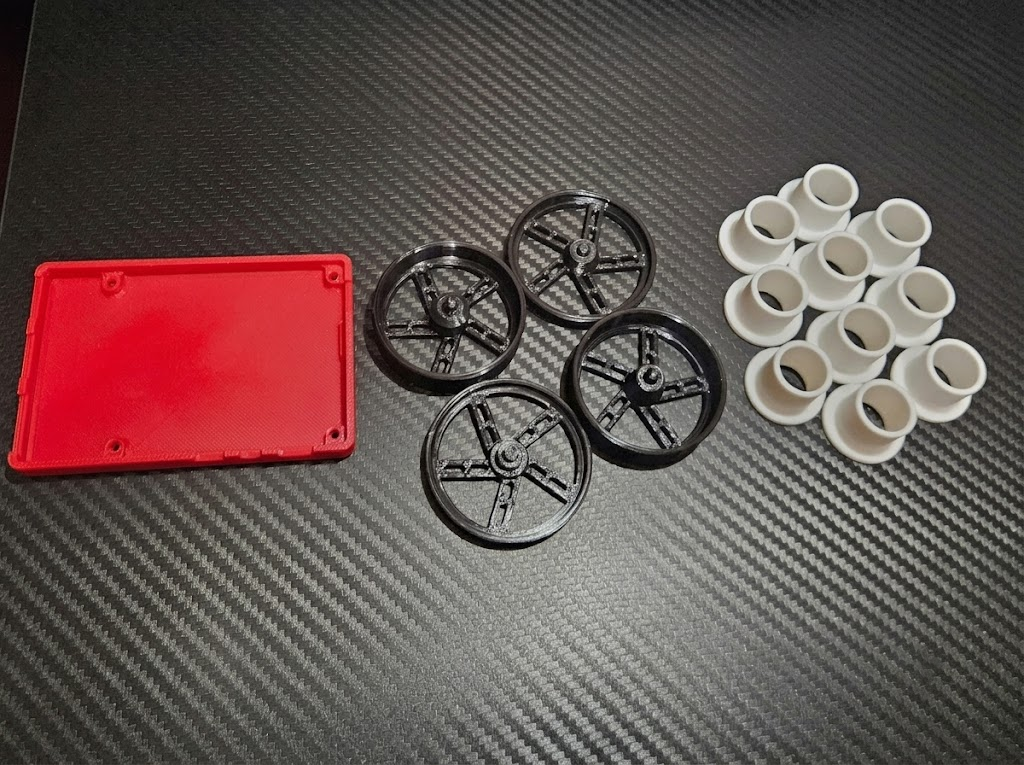 Verschiedene 3D-gedruckte Prototypen und Serienteile in unterschiedlichen Farben